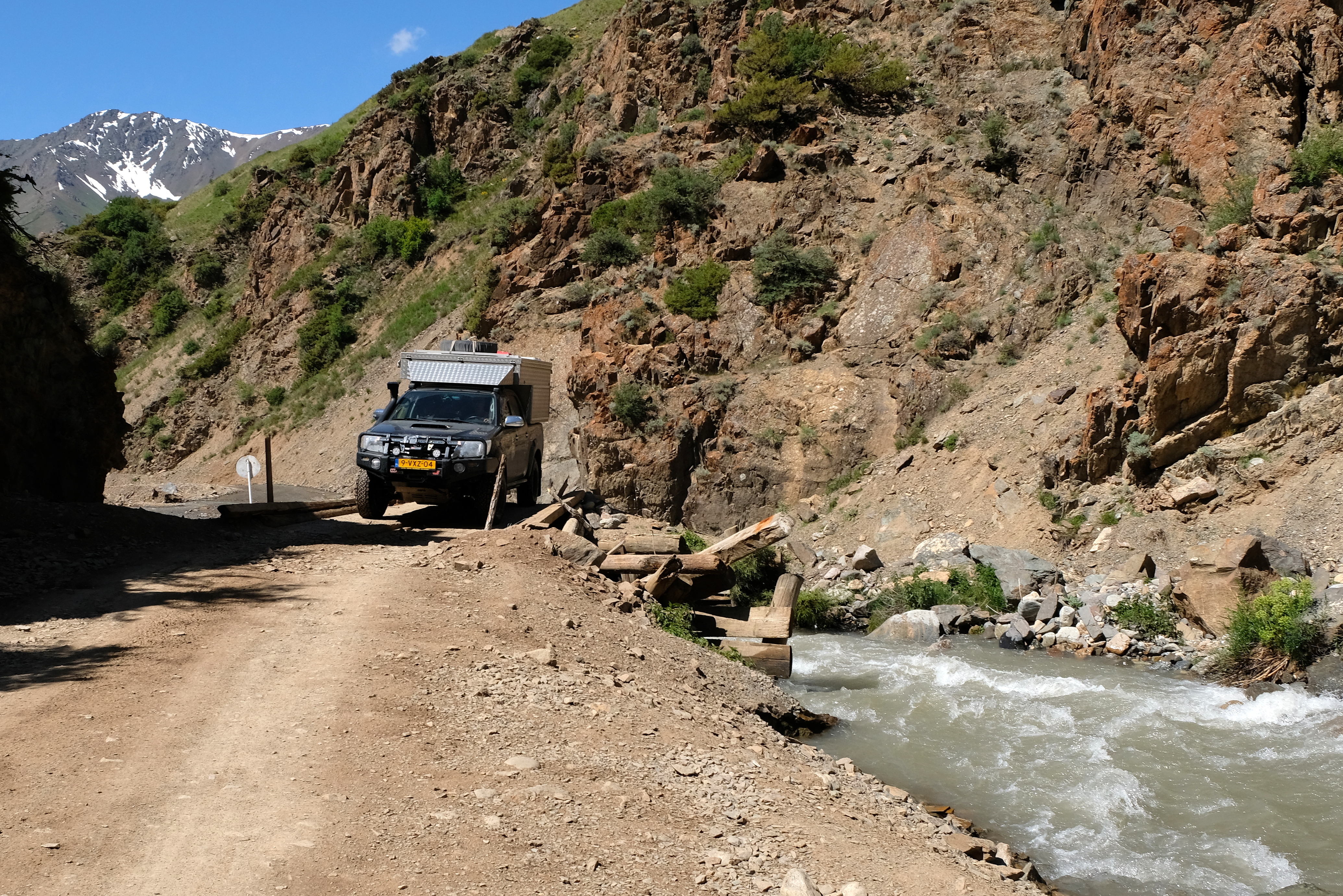Door de rivier of over een 2 tons brug....